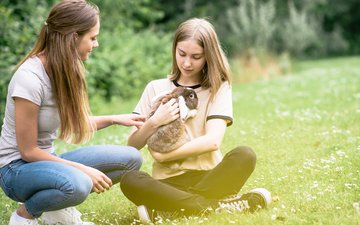 Schematherapie als „schulenübergreifender“ Therapieansatz Artikel Schematherapie: Zwei junge Frauen mit einem Hasen