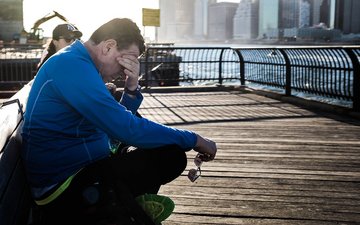 Midlife-Crisis – Psychische Krise in der Lebensmitte Artikel Midlife-Crisis Mann auf Bank