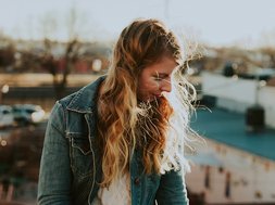 Hurra, der Lenz ist da – aber Sie wollen nur noch schlafen? Artikel Frühjahrsmüdigkeit junge Frau