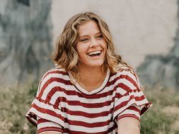 Harter Job: Wenn Lehrer keine Kraft mehr haben Artikel Lehrer Frau in rot-weißem Oberteil