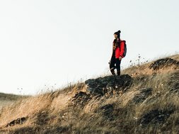 Stressabbau in der Natur Artikel Stressabbau: Frau auf einem Hügel