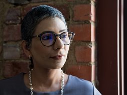 Sei gut zu dir selbst! Artikel Sei gut zu dir Selbst! Frau vor Backsteinwand