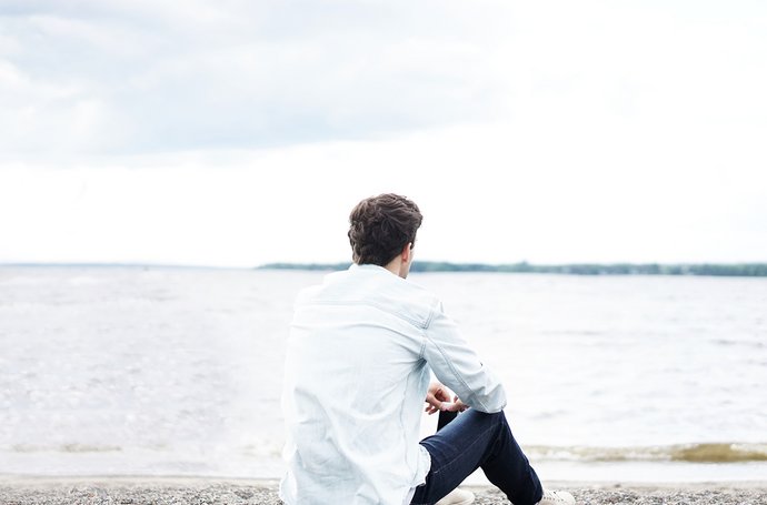 Burnout - Ein Mann sitzt am Strand