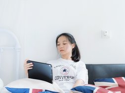 Artikel Cybermobbing junge Frau mit Tablet in der Hand