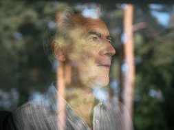 ADHS behandeln ADHS - Mann hinter einer reflektierenden Scheibe