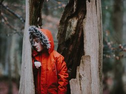 Saisonales Stimmungstief: Winterblues oder Winterdepression? Artikle Winterdepression Kind in roter Jacke