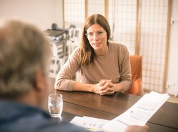 Warnsignale des Körpers bei Stress frau