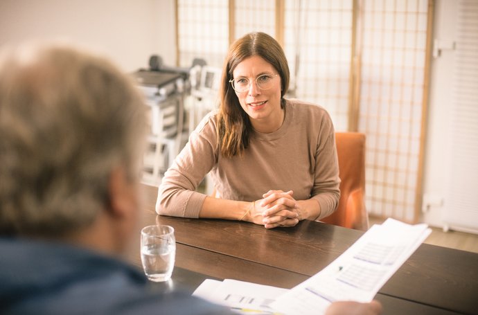 Warnsignale des Körpers bei Stress frau