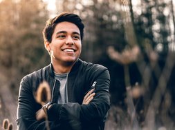 Frühinterventionsprogramm: gute Heilungschancen stressbedingter Depression Artikel Depression Mann im Wald mit Jacke