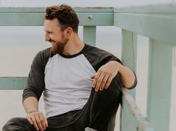 Seelisch gesund durch Ernährung? Artikel Ernährung Mann am Steg