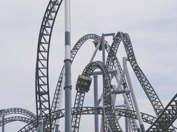Bipolare Störung - Achterbahn mit dunklem Himmel im Hintergrund