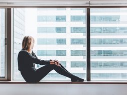 Artikel Unfreiwilliges Wiedererleben Frau am Fenster