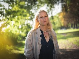 Worry Burnout – Was steckt dahinter? frau spaziert durch Park, besorgter Blick