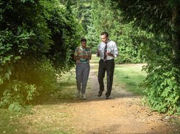 Suchterkrankungen - Mann und Frau auf einem Feldweg