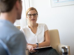 Ärztegesundheit – Erhöhtes Risiko für somatische und psychische Erkrankungen Artikel Ärztegesundheit Frau und Mann