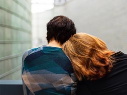 Angststörungen - Zwei Jugendliche, die auf einer Parkbank sitzen und in die Ferne starren