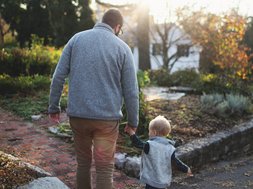 Trauma - Vater mit seinem Sohn an der Hand