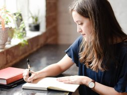 Burnout - Frau mit Stift und Papier