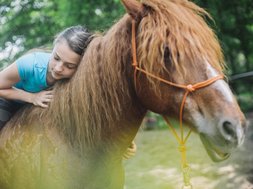 Psychische Erkrankungen bei jungen Erwachsenen: Wie kann ich meinem Kind helfen? Artikel junge Erwachsene Mädchen auf Pferd
