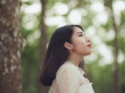 Wenn die Nacht zur Qual wird: Schlafstörungen und warum Schlaf so wichtig ist Artikel Schlafstörungen junge Frau im Wald