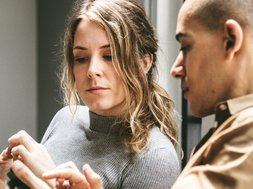 Was ist Achtsamkeit? Artikel Achtsamkeit: Frau und Mann gucken interessiert