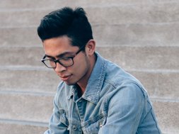 Psychotherapie für junge Erwachsene – Ihre Patienten in sicheren Händen Artikel Psychotherapie junger Mann mit Brille