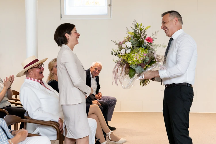Blumen&uuml;bergabe an eine Rednerin w&auml;hrend der Er&ouml;ffnungsveranstaltung.