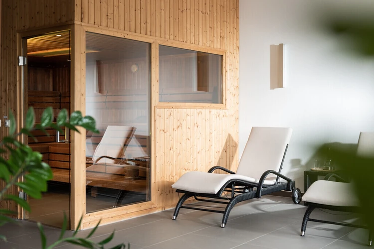 Wellnessbereich der Oberberg Fachklinik Weserbergland mit Holzsauna und Liegen