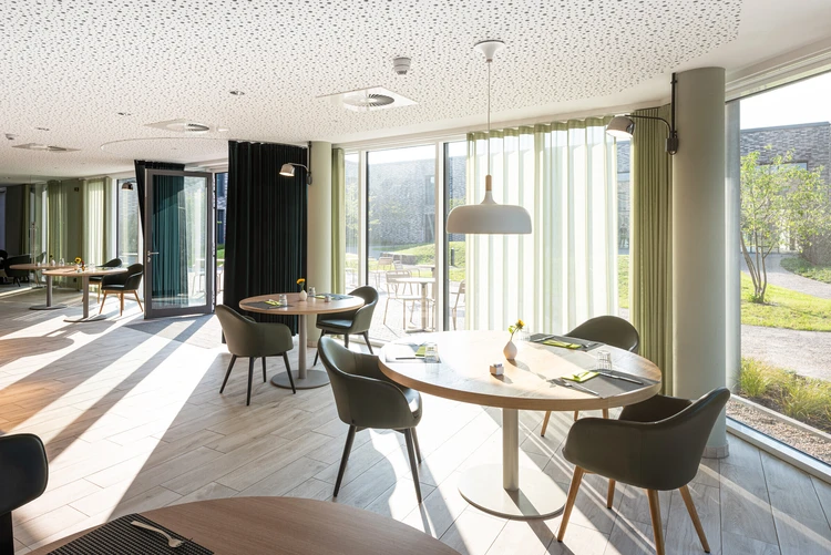Heller Speisesaal der Oberberg Fachklinik D&uuml;sseldorf Kaarst mit Blick in den Innenhof