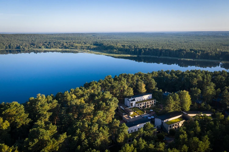 Luftaufnahme der Oberberg Fachklinik Berlin Brandenburg zwischen Wald und See