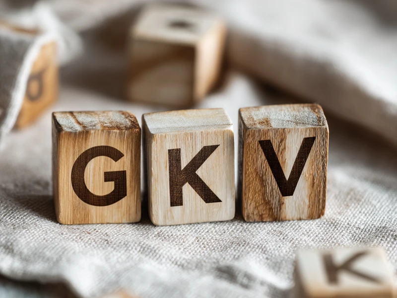 Holzw&uuml;rfel mit den Buchstaben GKV
