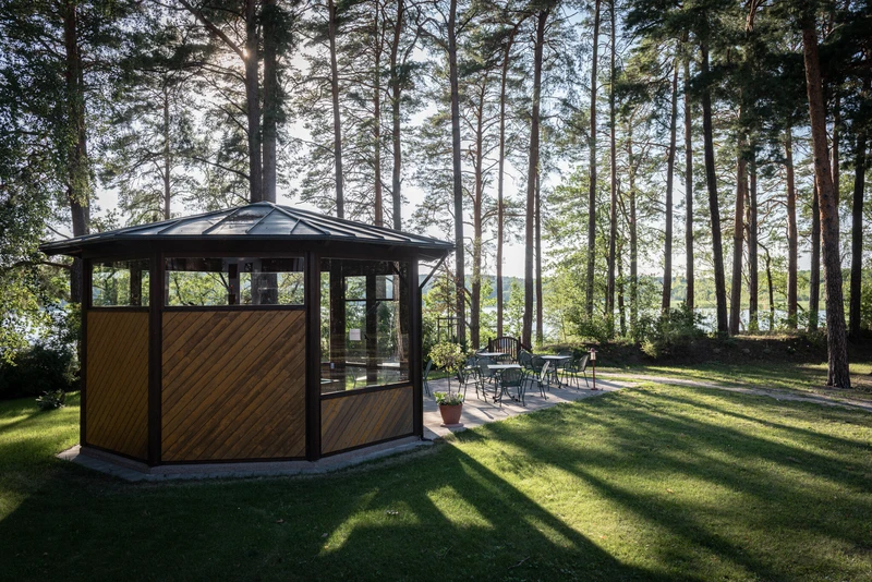 Pavillon in einer gr&uuml;nen Au&szlig;enanlage zwischen B&auml;umen