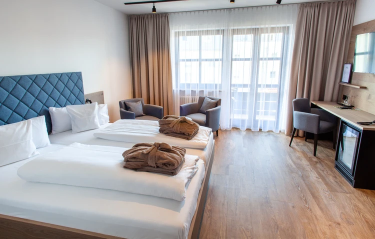 Patientenzimmer der Oberberg Fachklinik Bad T&ouml;lz mit Doppelbett