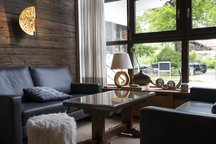 Sitzbereich mit Sofa und Blick in den Garten