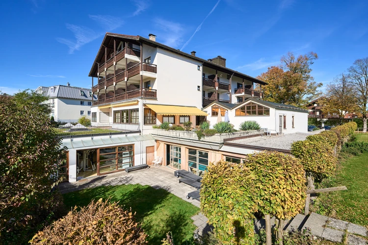 Au&szlig;enansicht der Oberberg Fachklinik Bad T&ouml;lz mit Garten