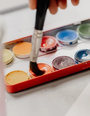 Pinsel und Farben in einem Farbkasten