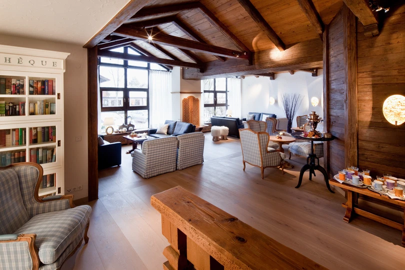 Aufenthaltsraum der Oberberg Fachklinik Bad T&ouml;lz mit Sofas und B&uuml;cherregal