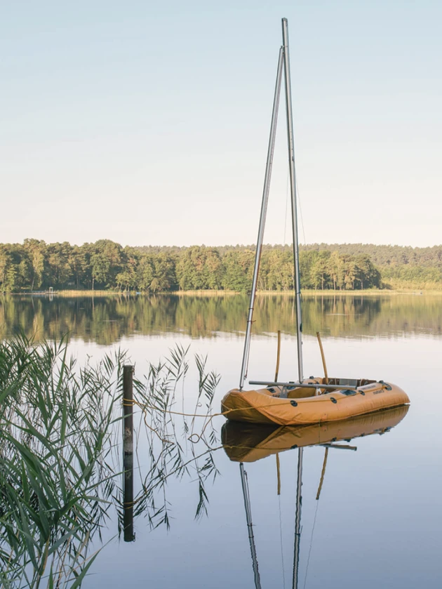 Segelboot liegt am Ufer eines Sees