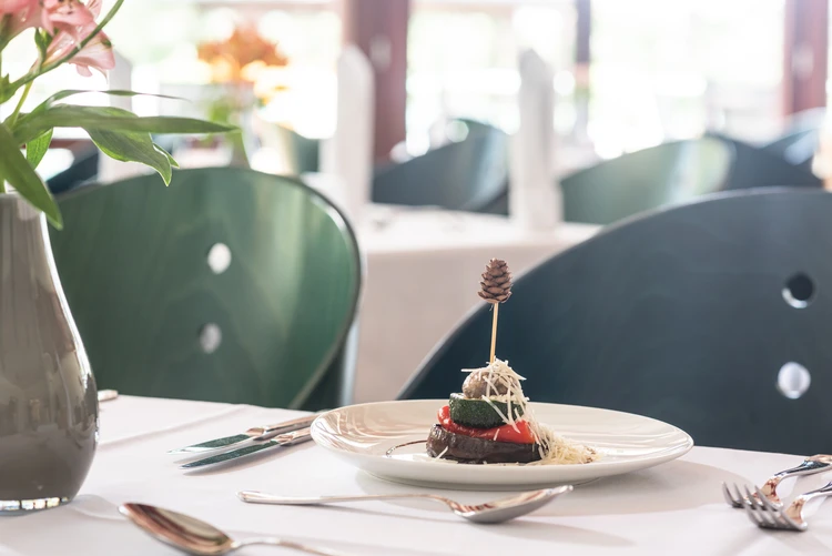 Gedeckter Tisch mit Dessert im Speisesaal