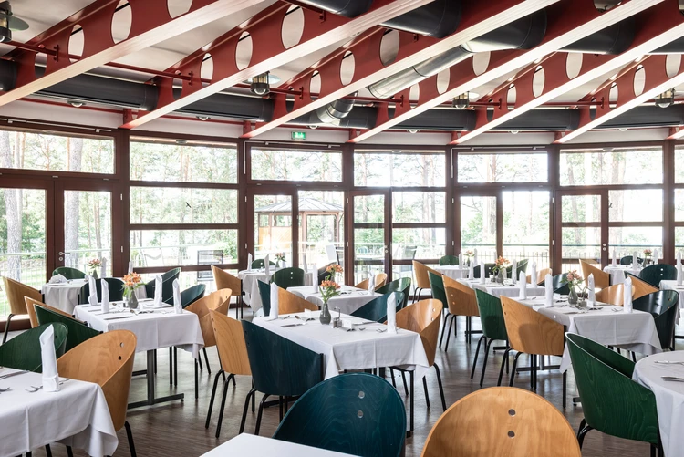 Speisesaal der Oberberg Fachklinik Berlin Brandenburg mit gedeckten Tischen
