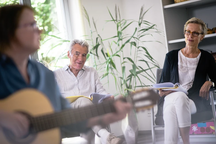 Bildmotiv aus dem Klinikbereich mit Personen und Gitarre