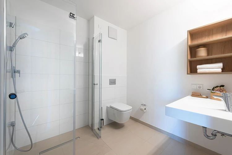 Helles Badezimmer mit Dusche und Waschbecken