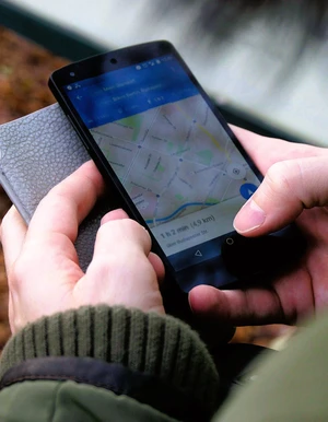 Hand h&auml;lt ein Smartphone mit ge&ouml;ffneter Kartenansicht