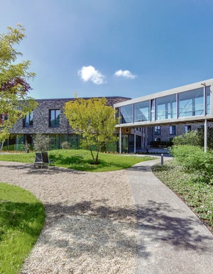 Au&szlig;enanlage der Oberberg Fachklinik D&uuml;sseldorf Kaarst mit Wegen und Geb&auml;uden