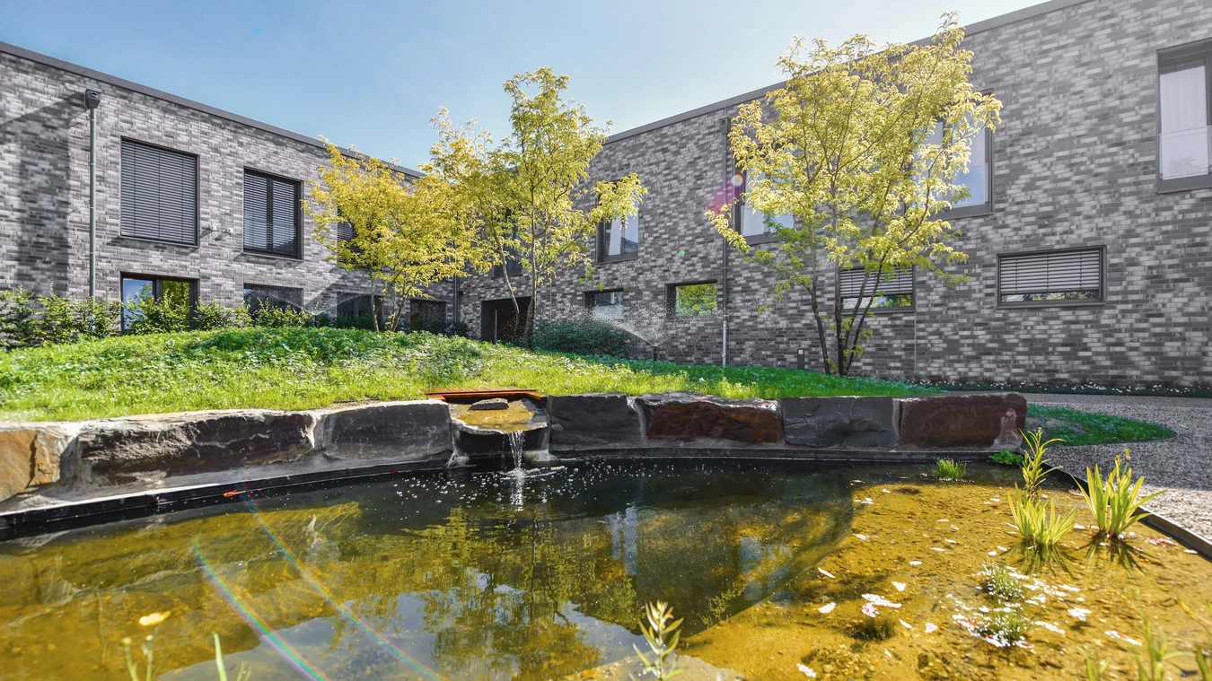 Innenhof der Oberberg Fachklinik D&uuml;sseldorf Kaarst mit Wasserbecken