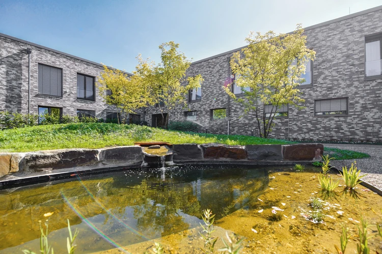 Innenhof der Oberberg Fachklinik D&uuml;sseldorf Kaarst mit Wasserbecken