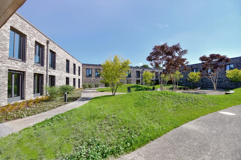 Innenhof der Oberberg Fachklinik D&uuml;sseldorf Kaarst mit Gr&uuml;nfl&auml;che