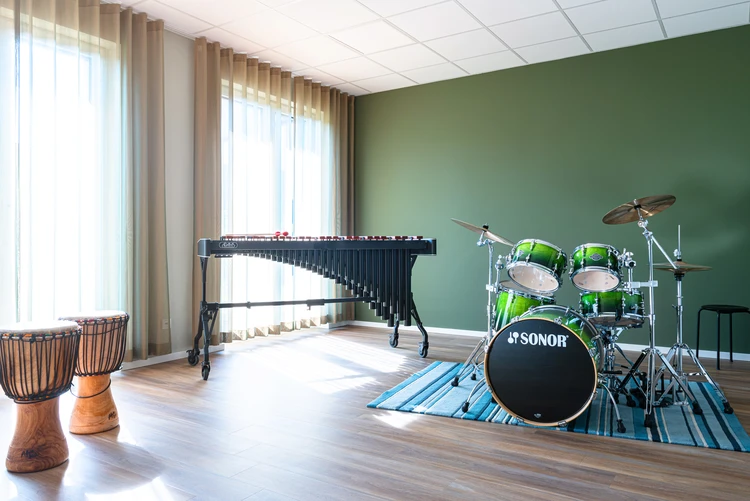 Musikraum mit Schlagzeug und weiteren Instrumenten