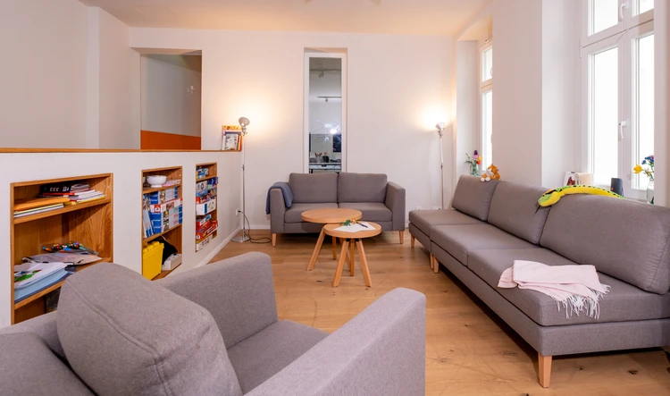 Aufenthaltsraum mit Sofa und hellem Fenster