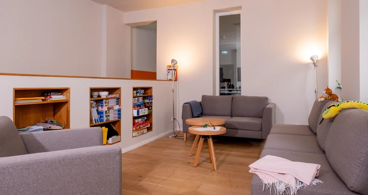 Aufenthaltsraum mit Sofa, Sesseln und Fenster